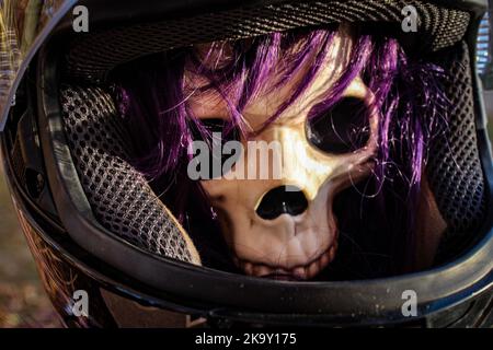 Questo scheletro rivolto in avanti indossa un casco con protezione sulla testa per garantire la massima sicurezza Foto Stock