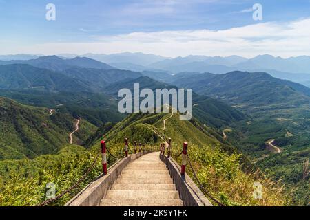 Immagine panoramica dell'area delle montagne di Binh Lieu nella provincia di Quang Ninh nel nord-est del Vietnam. Questa è la regione di confine tra Vietnam e Cina. Foto di alta qualità Foto Stock