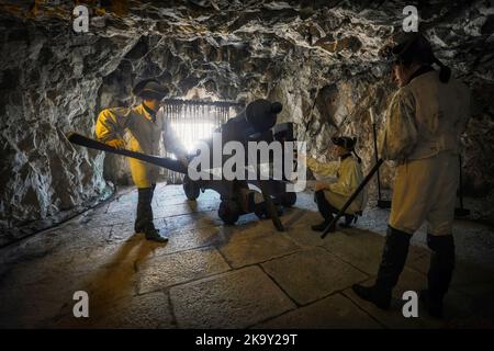 Grandi tunnel d'assedio, Gibilterra. Tableau che mostra i pistoleri che preparano un cannone per l'azione. I tunnel di circa 277 metri di lunghezza noti come il Grande si Foto Stock