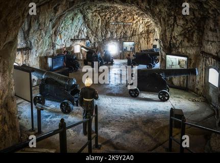 Grandi tunnel d'assedio, Gibilterra. Tableau nella St. George's Hall che mostra una batteria di sette cannoni che domina le posizioni spagnole. Il circa 277 Foto Stock