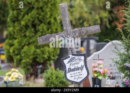 Danzica, Polonia. 30th Ott 2022. Si vedono le persone che visitano le tombe dei loro parenti al cimitero di Lostowicki. Il popolo cristiano celebra la Giornata dei Santi (Wszystkich Swietych), rispetta i membri della famiglia morti, deposisce fiori e candele accese sulle tombe. La Giornata dei Santi il 1 novembre e la Giornata delle ANIME il 2 novembre sono le festività in cui milioni di polacchi visitano le tombe dei propri cari, spesso percorrendo centinaia di chilometri fino alle loro città d'origine. Nel 2022 come il 1st novembre è il Martedì molte persone visitano tombe nel fine settimana che precede quel giorno. Credit: Vadim Pacajev/Alamy Live News Foto Stock