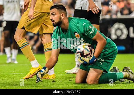 VALENCIA, SPAGNA - OCTOBR 29: Giorgi Mamardashvili di Valencia CF durante la partita tra Valencia CF e FC Barcellona di la Liga Santander il 29 ottobre 2022 a Mestalla a Valencia, Spagna. (Foto di Samuel Carreño/ PX Images) Credit: PX Images/Alamy Live News Foto Stock