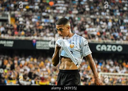 VALENCIA, SPAGNA - OCTOBR 29: Gabriel Paulista di Valencia CF durante la partita tra Valencia CF e FC Barcellona di la Liga Santander il 29 ottobre 2022 a Mestalla a Valencia, Spagna. (Foto di Samuel Carreño/ PX Images) Credit: PX Images/Alamy Live News Foto Stock