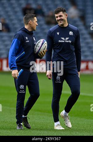 Edimburgo, Scozia, 29th ottobre 2022. Scotland Assistant Coach AB Zondagh parla con Blair Kinghorn prima della partita della serie nazionale autunnale al Murrayfield Stadium, Edimburgo. L'immagine di credito dovrebbe essere: Neil Hanna / Sportimage Foto Stock