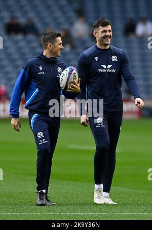 Edimburgo, Scozia, 29th ottobre 2022. Scotland Assistant Coach AB Zondagh parla con Blair Kinghorn prima della partita della serie nazionale autunnale al Murrayfield Stadium, Edimburgo. L'immagine di credito dovrebbe essere: Neil Hanna / Sportimage Foto Stock