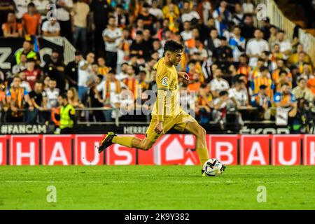 VALENCIA, SPAGNA - OCTOBR 29: Pedri del FC Barcellona durante la partita tra Valencia CF e FC Barcellona della Liga Santander il 29 ottobre 2022 a Mestalla a Valencia, Spagna. (Foto di Samuel Carreño/ PX Images) Credit: PX Images/Alamy Live News Foto Stock