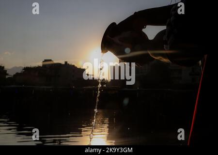 Kathmandu, Nepal. 30th Ott 2022. Le donne devote eseguono rituali religiosi mentre adorano il sole del crepuscolo che segna il festival indù 'Chhath Puja' in uno stagno a Kathmandu, Nepal, il 30 ottobre. 2022. (Foto di Abhishek Maharjan/Sipa USA) Credit: Sipa USA/Alamy Live News Foto Stock