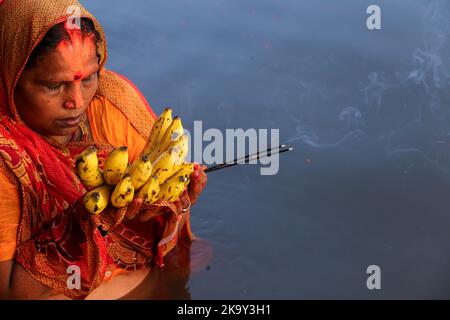 Kathmandu, Nepal. 30th Ott 2022. Le donne devote eseguono rituali religiosi mentre adorano il sole del crepuscolo che segna il festival indù 'Chhath Puja' in uno stagno a Kathmandu, Nepal, il 30 ottobre. 2022. (Foto di Abhishek Maharjan/Sipa USA) Credit: Sipa USA/Alamy Live News Foto Stock