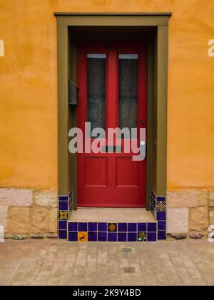 Porte e finestre colorate in un quartiere di Tucson Foto Stock