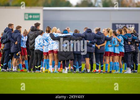 Manchester, Regno Unito. 30th ottobre 2022.Manchester City squadra e lo staff giocatori in un huddle dopo il Barclays fa Super League match tra Manchester City e Liverpool all'Academy Stadium, Manchester Domenica 30th ottobre 2022. (Credit: Mike Morese | MI News) Credit: MI News & Sport /Alamy Live News Foto Stock