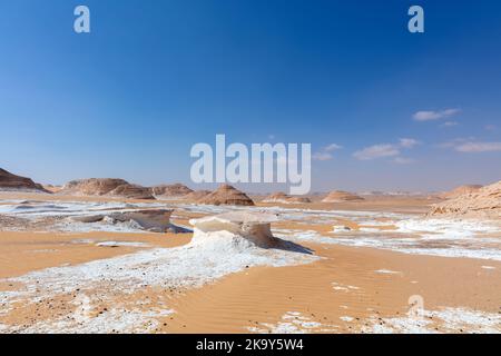 Deserto bianco bahariya egitto. Formazioni rocciose di calcare bianco e paesaggio desertico di sabbia. Una macchina fuori strada che si allontana su un sentiero. Scenico estremo Foto Stock
