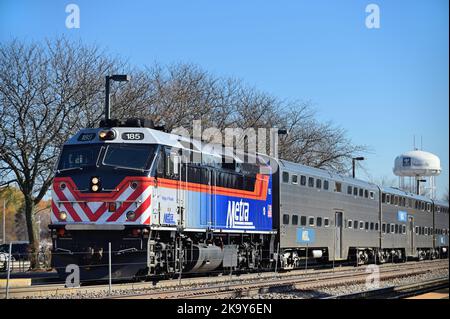 Naperville, Illinois, Stati Uniti. Un treno pendolare Metra che arriva alla stazione locale suburbana di Chicago. Foto Stock