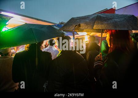 Ombrelli allevati sotto la pioggia battente durante la celebrazione di Divali, Londra, da parte di Tooting. Foto Stock