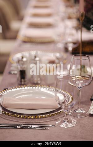 Elemento di decor sul tavolo nel ristorante. Posate e piatti diversi. Primo piano Foto Stock