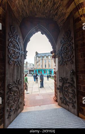Ingresso al cancello della cattedrale di St Magnus, Kirkwall, Orkney, un arcipelago, Scozia, REGNO UNITO Foto Stock