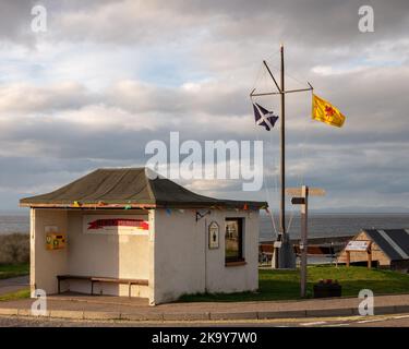 30 ottobre 2022. Hopeman, Moray, Scozia. Questo è il Black Sheddie and Old Salt Gathering Place che si affaccia sul porto di Hopeman appena prima del tramonto. Foto Stock