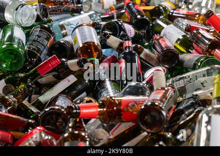 30 ottobre 2022. Hopeman, Moray, Scozia. Questo è l'interno di un serbatoio del centro di riciclo di una bottiglia di vetro. Foto Stock