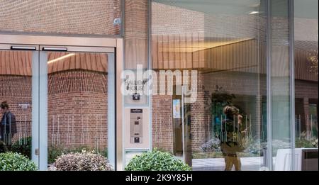 Riflessione della centrale elettrica di Battersea nelle finestre di Halliday House, alto edificio residenziale di appartamenti su Circus Road West, Nine Elms, Londra. Foto Stock