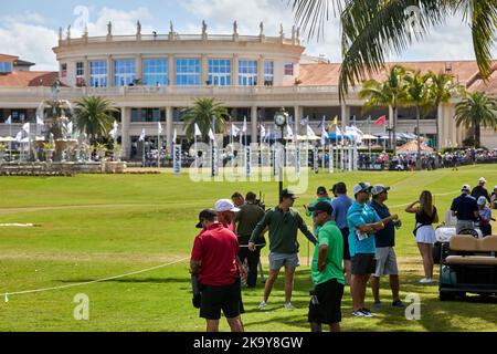 Miami, Florida, Stati Uniti. 30th ottobre 2022. Finale di domenica del LIV Golf Team Championship Miami al Trump National Doral Miami, Doral, Florida Domenica, 30 ottobre 2022. Credit: Yaroslav Sabitov/YES Market Media/Alamy Live News Foto Stock