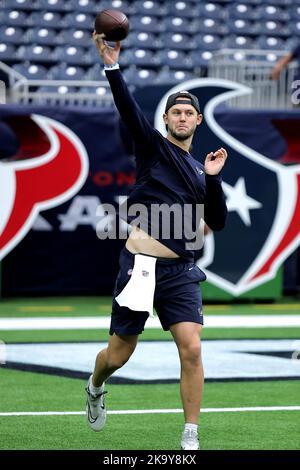 Houston, Texas, Stati Uniti. Houston, Texas, Stati Uniti. 30th Ott 2022. Kyle Allen (3) prima della partita tra gli Houston Texans e i Tennessee Titans al NRG Stadium di Houston, Texas, il 30 ottobre 2022. (Credit Image: © Erik Williams/ZUMA Press Wire) Credit: ZUMA Press, Inc./Alamy Live News Foto Stock