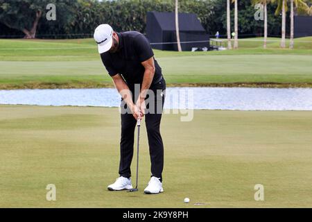 Miami, Florida, Stati Uniti. 30th ottobre 2022. Dustin Johnson suona un colpo dalla buca 18th durante le finali del LIV Golf Team Championship Miami al Trump National Doral Miami, Doral, Florida Domenica, 30 ottobre 2022. Credit: Yaroslav Sabitov/YES Market Media/Alamy Live News Foto Stock