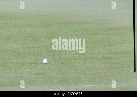 Miami, Florida, Stati Uniti. 30th ottobre 2022. Dustin Johnson suona un colpo dalla buca 18th durante le finali del LIV Golf Team Championship Miami al Trump National Doral Miami, Doral, Florida Domenica, 30 ottobre 2022. Credit: Yaroslav Sabitov/YES Market Media/Alamy Live News Foto Stock