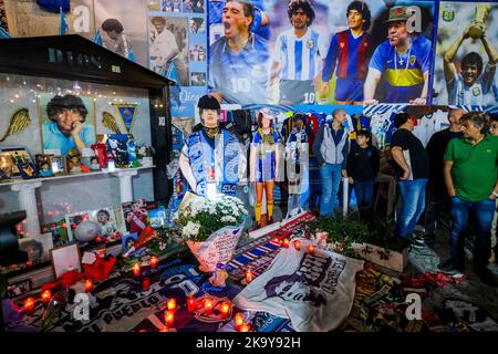 Oggi per i napoletani è il compleanno di Diego Armando Maradona Napoli. I fan rendono omaggio a Diego Armando Maradona visitando lo storico murale nei quartieri spagnoli quasi due anni dopo la sua morte Foto Stock