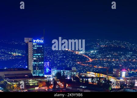 Kigali, Rwanda - 17 2022 agosto: Ripresa notturna della Torre cittadina di Kigali nel centro della città sullo sfondo delle colline. Foto Stock