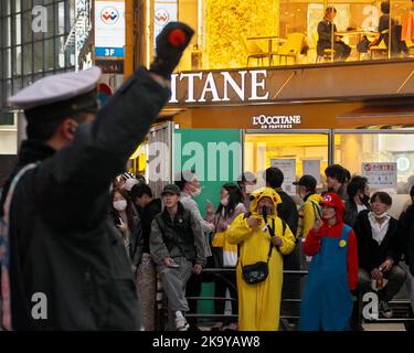 Tokyo, Giappone. 30th Ott 2022. Gli ufficiali della polizia metropolitana di Tokyo gestiscono la celebrazione di Halloween al Shibuya Crossing a Tokyo, Giappone, domenica 30 ottobre 2022. Foto di Keizo Mori/UPI Credit: UPI/Alamy Live News Foto Stock