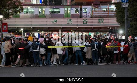 Tokyo, Giappone. 30th Ott 2022. Gli ufficiali della polizia metropolitana di Tokyo gestiscono la celebrazione di Halloween al Shibuya Crossing a Tokyo, Giappone, domenica 30 ottobre 2022. Foto di Keizo Mori/UPI Credit: UPI/Alamy Live News Foto Stock