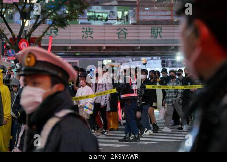 Tokyo, Giappone. 30th Ott 2022. Gli ufficiali della polizia metropolitana di Tokyo gestiscono la celebrazione di Halloween al Shibuya Crossing a Tokyo, Giappone, domenica 30 ottobre 2022. Foto di Keizo Mori/UPI Credit: UPI/Alamy Live News Foto Stock