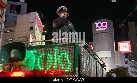 Tokyo, Giappone. 30th Ott 2022. Gli ufficiali della polizia metropolitana di Tokyo gestiscono la celebrazione di Halloween al Shibuya Crossing a Tokyo, Giappone, domenica 30 ottobre 2022. Foto di Keizo Mori/UPI Credit: UPI/Alamy Live News Foto Stock