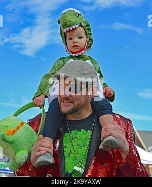EMPORIA, KANSAS - 29 OTTOBRE 2022 persone con i loro figli vestiti in costume per il trucco di Halloween o trattare evento lungo la strada commerciale Foto Stock