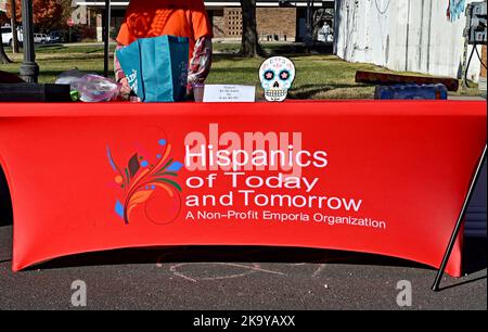 EMPORIA, KANSAS - 29 OTTOBRE 2022 Firma allo stand per il gruppo Hispanics of Today and Tomorrow Foto Stock