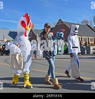 EMPORIA, KANSAS - 29 OTTOBRE 2022 persone con i loro figli vestiti in costume per il trucco di Halloween o trattare evento lungo la strada commerciale Foto Stock