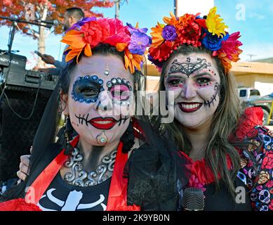 EMPORIA, KANSAS - 29 OTTOBRE 2022 donne locali che indossano il trucco e i costumi Calaveras durante la celebrazione di dia de los Muertos Foto Stock