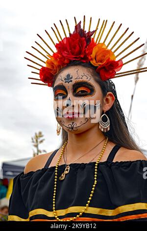 EMPORIA, KANSAS - 29 OTTOBRE 2022 donne locali che indossano il trucco e i costumi Calaveras durante la celebrazione di dia de los Muertos Foto Stock