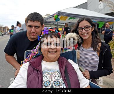 EMPORIA, KANSAS - 29 OTTOBRE 2022 due nipoti posano per una foto con la nonna durante la parata dia de los Muertos Foto Stock