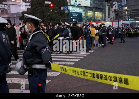 Tokyo, Giappone. 30th Ott 2022. Gli ufficiali della polizia metropolitana di Tokyo gestiscono la folla di Halloween al Shibuya Crossing a Tokyo, Giappone, domenica 30 ottobre 2022. Foto di Keizo Mori/UPI Credit: UPI/Alamy Live News Foto Stock