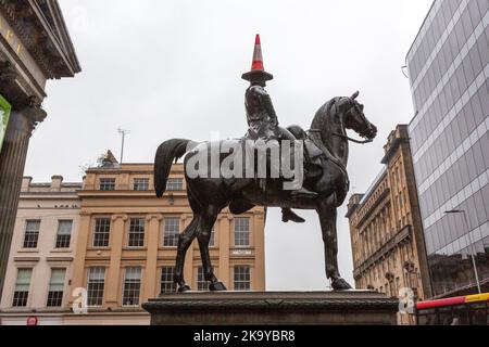 Statua equestre del Duca di Wellington, famosa per avere un cappello a cono stradale. Glasgow Museum of Modern Art Scotland, Glasgow, Regno Unito. Foto Stock
