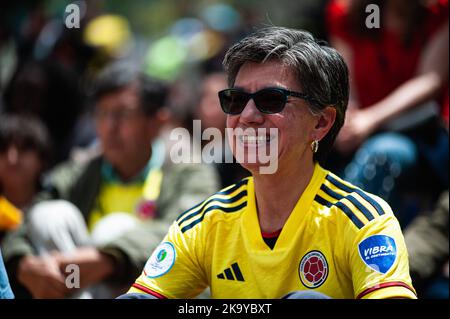 Claudia Lopez, sindaco di Bogotà, reagisce ai fan colombiani mentre si riuniscono a Bogotà, Colombia, per assistere alla finale tra Colombia e Spagna per la Coppa del mondo femminile U-17, il 30 ottobre 2022. La Colombia ha perso la partita a causa di un proprio obiettivo. Foto di: Chepa Beltran/Long Visual Press Foto Stock