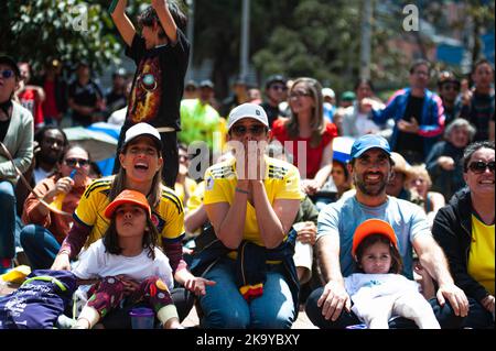 I fan colombiani si riuniscono e reagiscono in Bogotà, Colombia, per assistere alla finale tra Colombia e Spagna per la Coppa del mondo femminile U-17, il 30 ottobre 2022. La Colombia ha perso la partita a causa di un proprio obiettivo. Foto di: Chepa Beltran/Long Visual Press Foto Stock