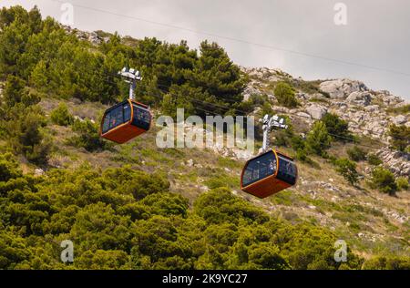 DUBROVNIK, CROAZIA, EUROPA - funivia sulla collina sopra Dubrovnik. Foto Stock