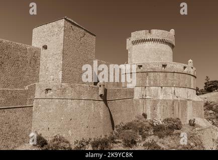 DUBROVNIK, CROAZIA, EUROPA - la città fortificata di Dubrovnik. Torre Minceta sulla destra. Foto Stock