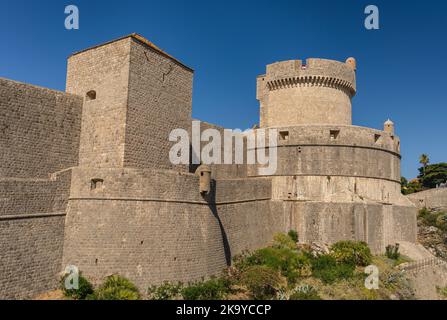 DUBROVNIK, CROAZIA, EUROPA - la città fortificata di Dubrovnik. Torre Minceta sulla destra. Foto Stock