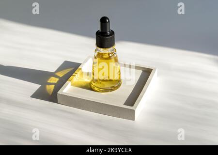 Bottiglia di vetro contagocce Mock-Up. Trattamento corpo e spa. Mockup di prodotti cosmetici naturali organici. Pipetta cosmetica oleosa Foto Stock