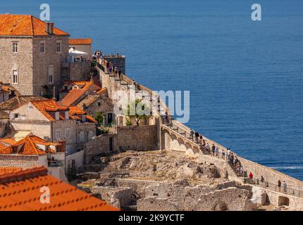 DUBROVNIK, CROAZIA, EUROPA - i turisti camminano il muro nella città fortezza di Dubrovnik sulla costa della Dalmazione. Foto Stock