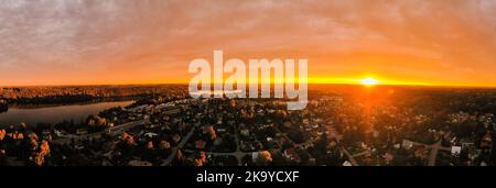 Colorato panorama a 180 gradi del tramonto Foto Stock
