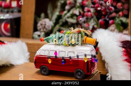 Decorazioni natalizie in stile retrò a forma di autobus rosso con un albero di Natale decorato nel tetto. Foto Stock