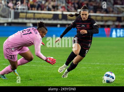 WASHINGTON, DC, USA - 29 OTTOBRE 2022: Il portiere di Kansas City Carly Nelson (27) si presenta per sfidare il Portland Thorns FC Sophia Smith (9) durante la partita del campionato NWSL tra le spine Portland e la corrente di Kansas City il 29 ottobre 2022, all'Audi Field, a Washington, DC. (Foto di Tony Quinn-Alamy Live News) Foto Stock